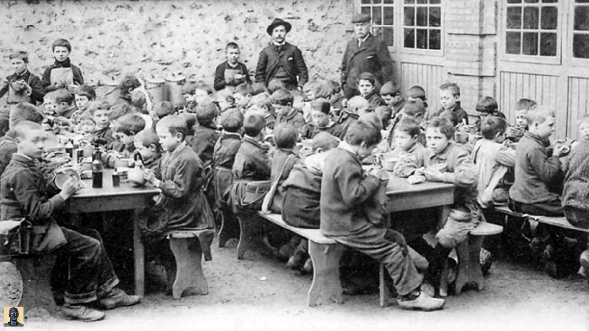 Школьный обед в Эвре. 1900 год.