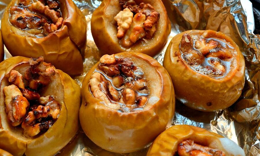 Печёные яблоки с медом и орехами — вкусный и полезный десерт для всей семьи.