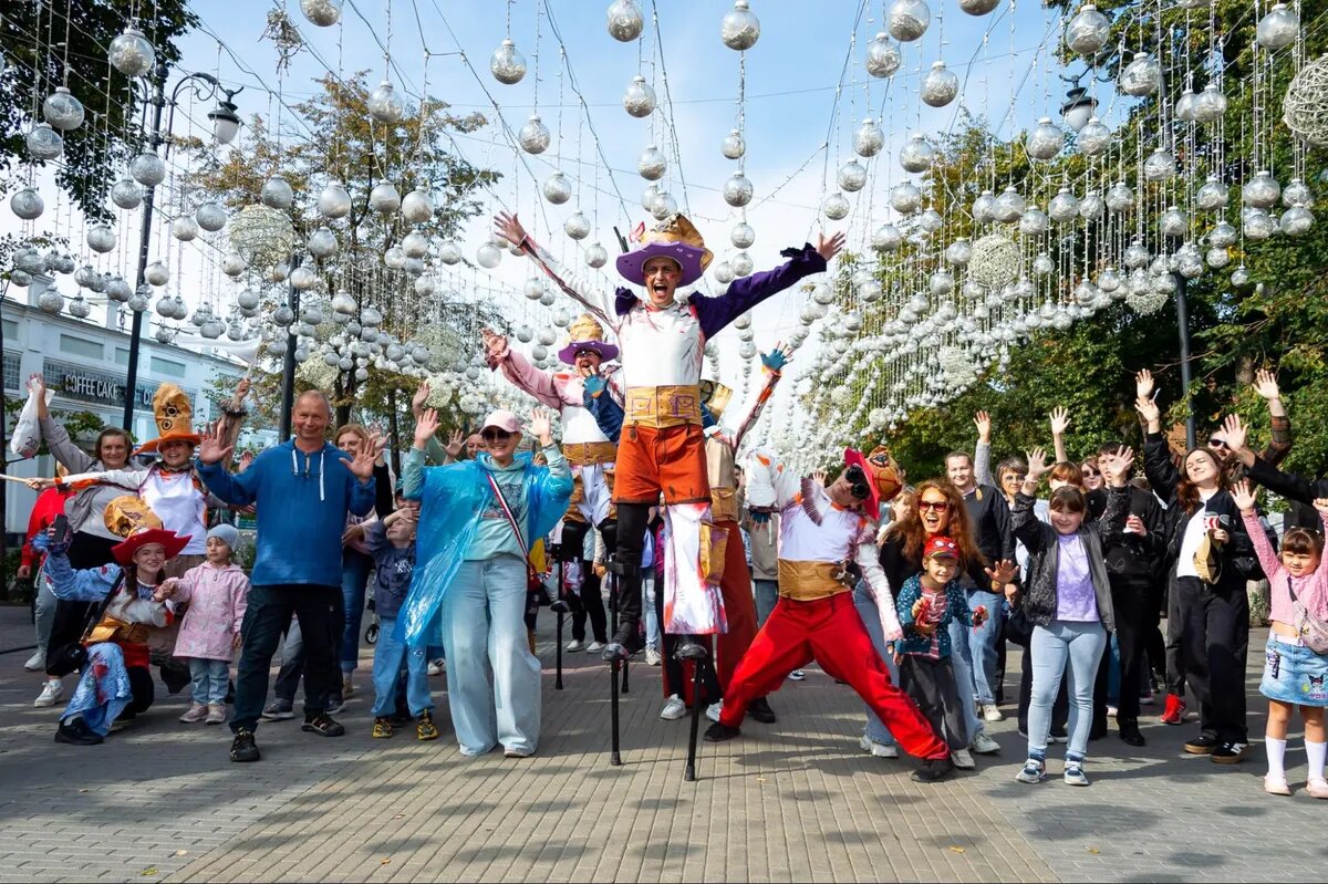 Артист Александр Малышев на ходулях  |Фото: Андрей Ткаченко