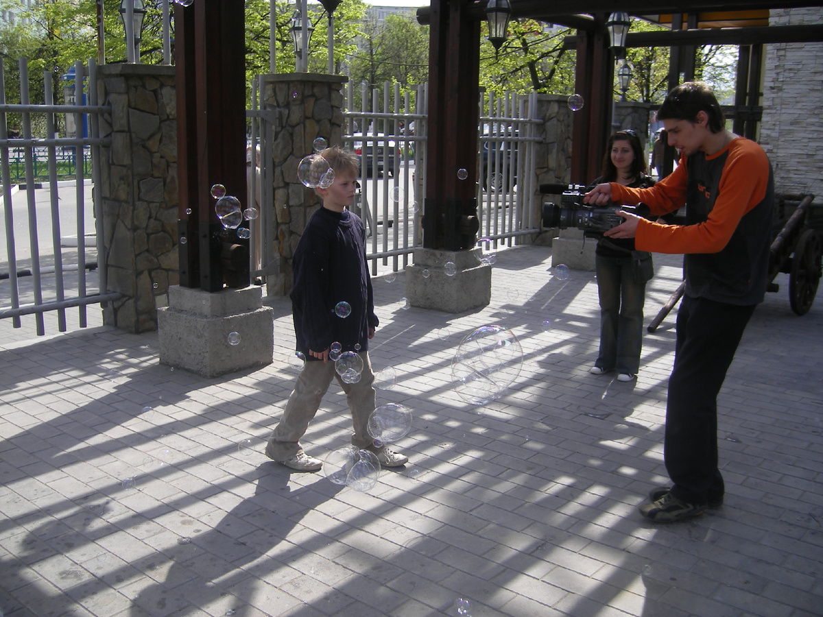 Съемки дипломного фильма "Мотылёк", 2008г. г.Одинцово, ресторан "Дилижанс"           Слева-направо: Никита Волков - главный герой, Я, Артём Зубов - оператор. 