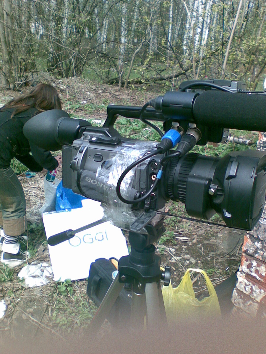 На одну из съемок я забыла взять площадку от штатива, пришлось прикручивать камеру к штативу скотчем! 