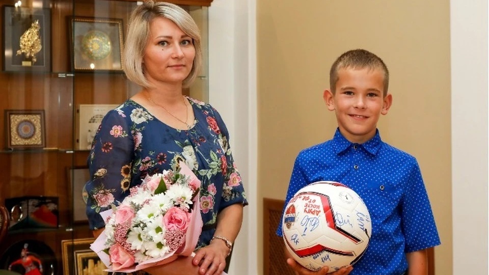 «Выбралась вслед за сыном»: 10-летнего мальчика, спасшего маму из тонущей машины, наградили в Красноярском крае