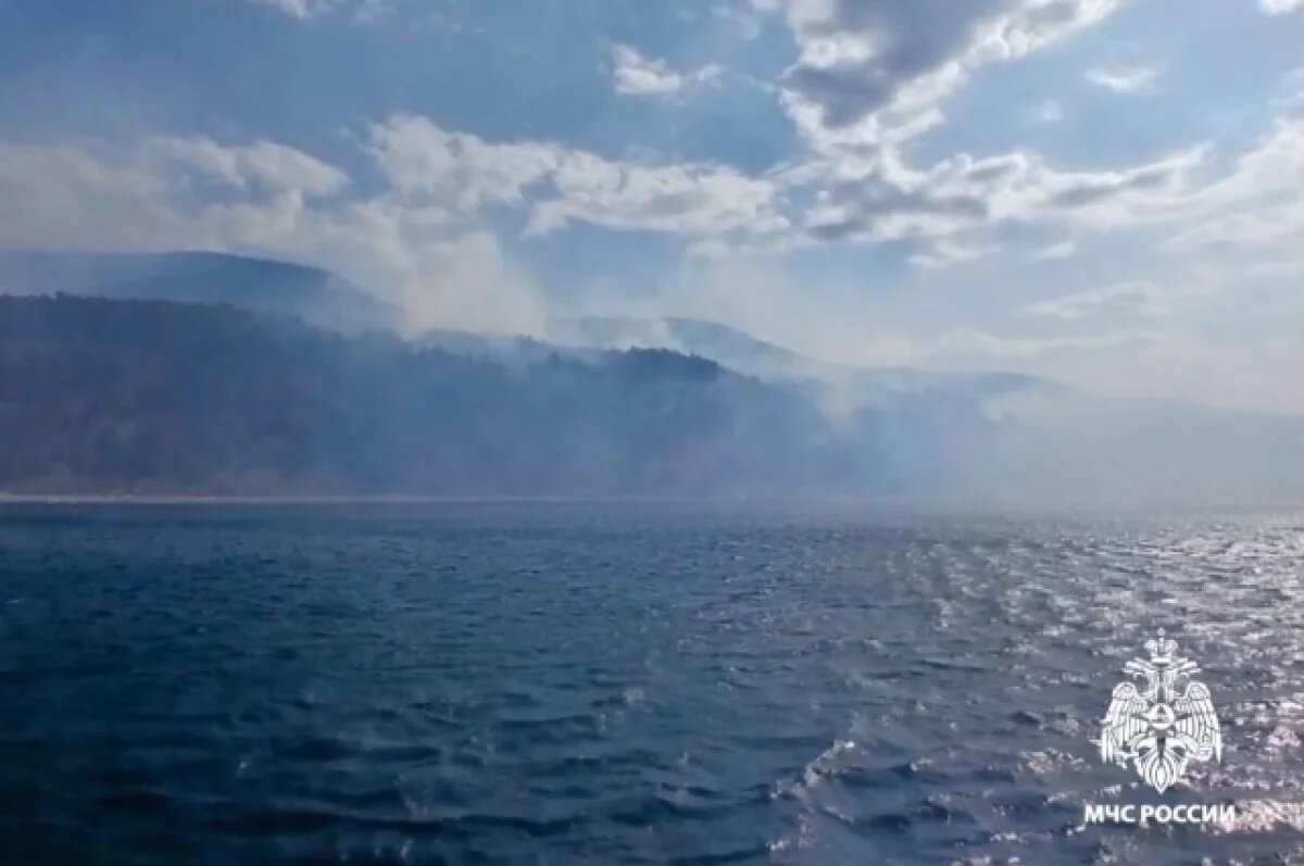    Тушат сотни гектаров.