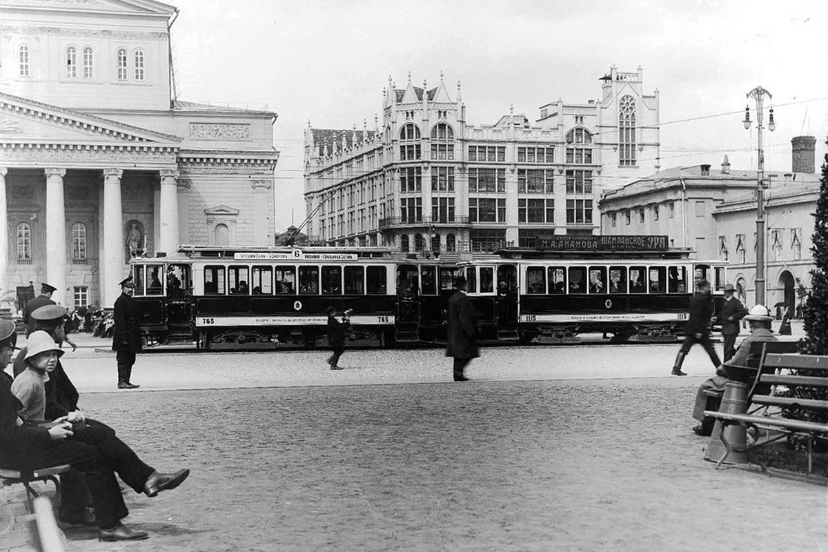 Москва, Театральная площадь, на заднем плане универмаг "Мосторг"