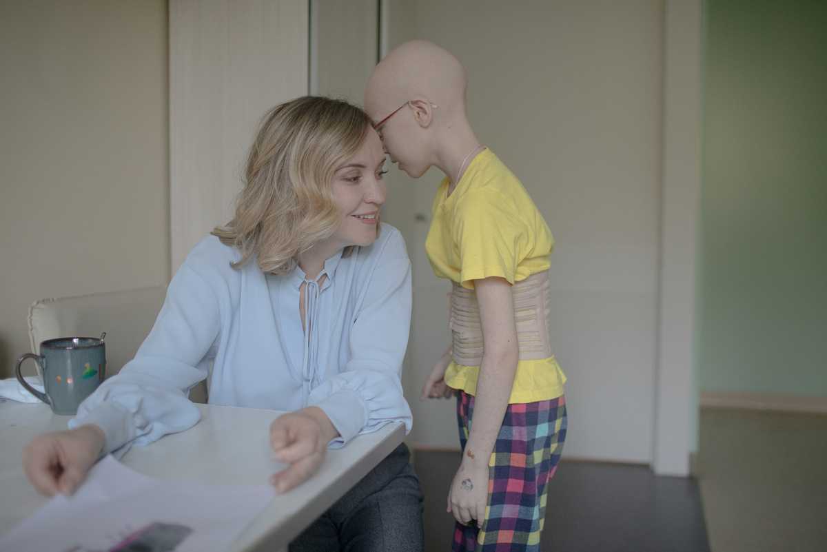 Психолог фонда Юлия Говоруха с подопечной Алисой Игумновой. Фото Светлана Булатова для свет.дети