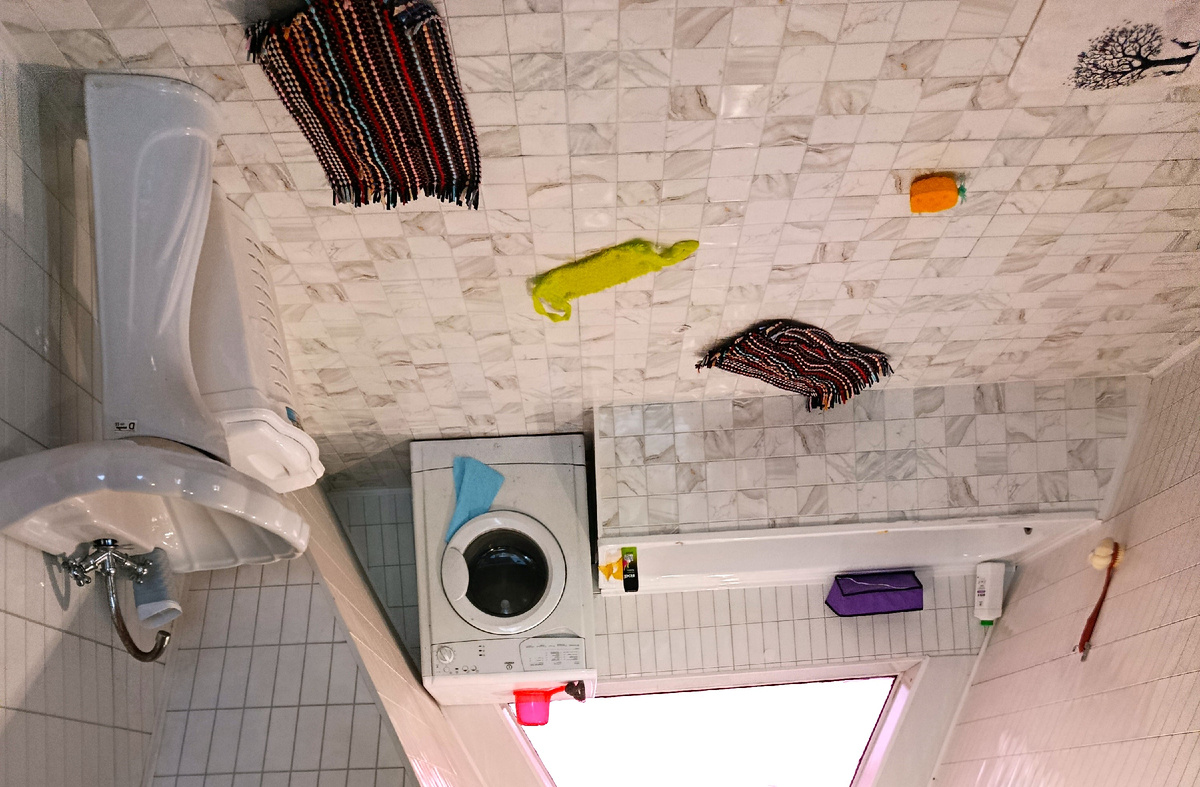 Ванная комната в "Первернутом доме"