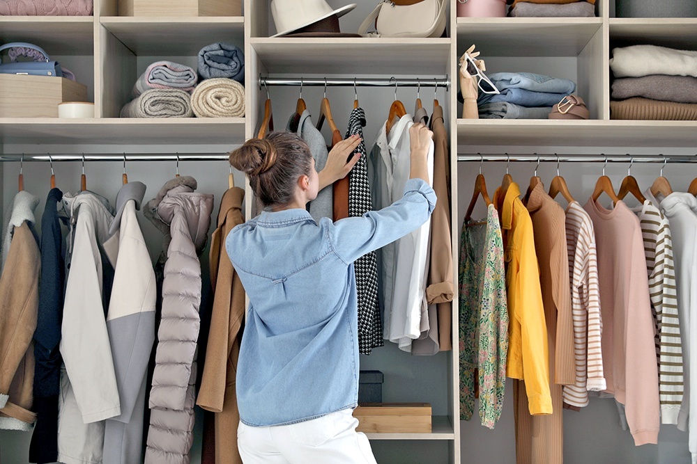    Гардеробная - это не роскошь, а практичное решение, которое помогает навести порядок в доме и рационально использовать пространство / Фото: iStock