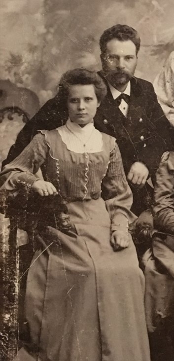 Я. П. Афанасьев со своей женой Марией Львовной и родными;