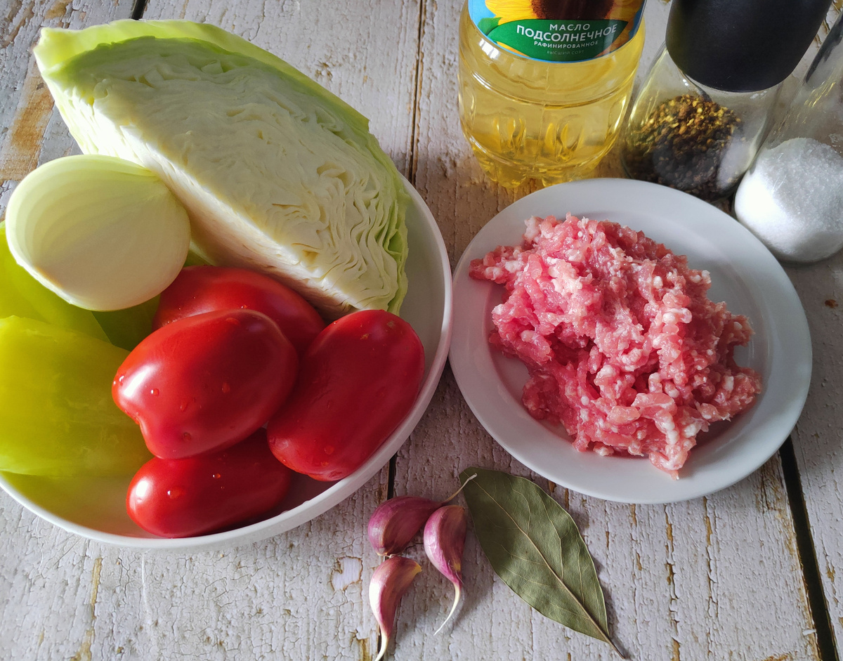 У меня фарш из свинины, можно из любого мяса. Если совсем никак не можете обойтись без картошки, то добавьте, чего уж там, хотя в классическом рецепте её нет. 