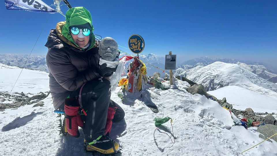 Вершина пика Ленина на Памире. Высота 7 134 метра, экспедиция 2025 года