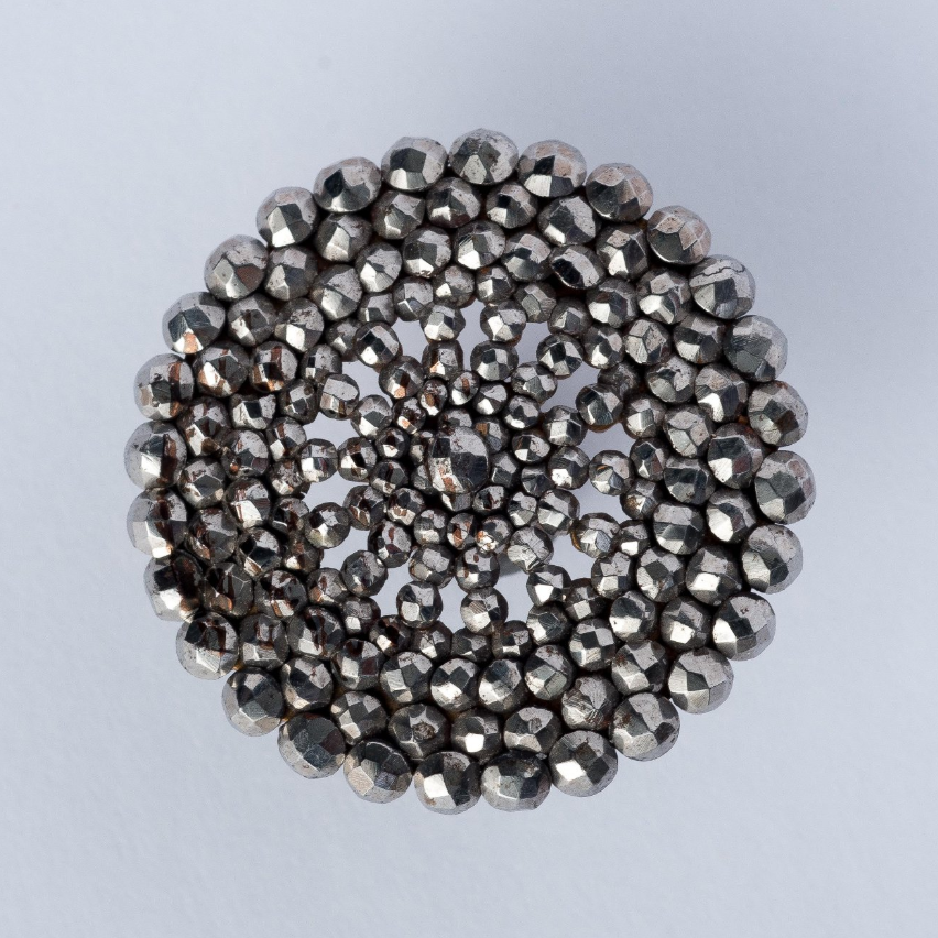 Пуговица. Западная Европа, Великобритания, Англия. Вторая половина XVIII — начало XIX в. Сталь, медный сплав, алмазная грань. 3×3×0,8 см