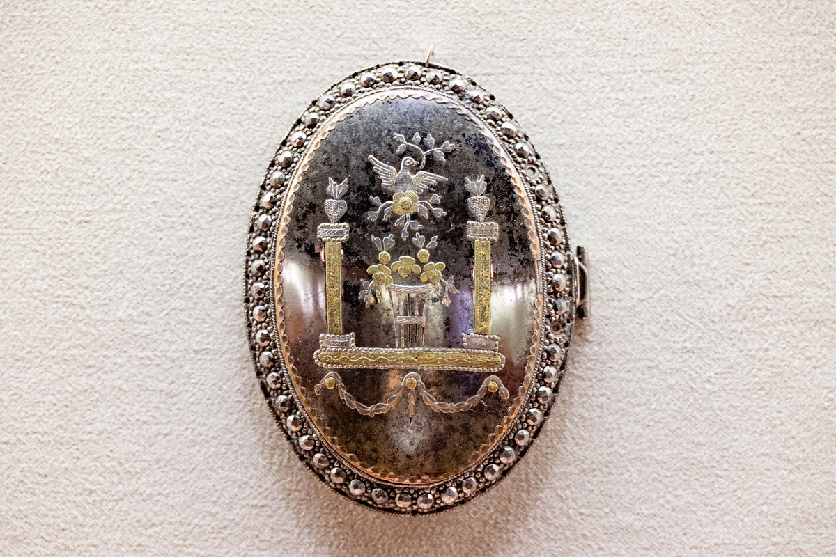 Пряжка (половина). Тула. Конец XVIII в. Сталь, олово, медь, огранка, полировка, инкрустация, золочение