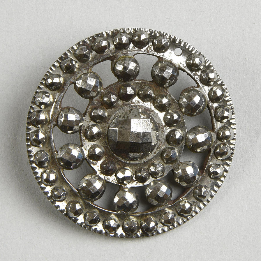 Пуговица. Тула. Конец XVIII — начало XIX в. Сталь, алмазная грань, полировка