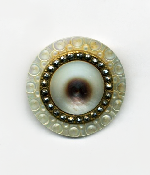 Пуговица. Россия. Начало XX в. Перламутр, сталь, медь, полировка, гранение
