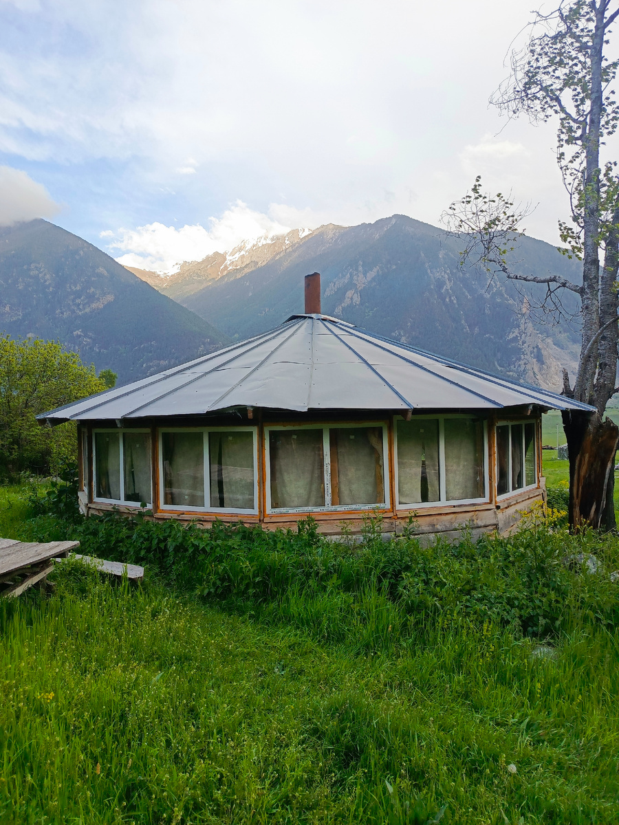 Заселили нас вот в такую юрту, где можно отдохнуть даже большой компанией