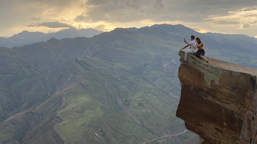 Сидя на каменном выступе перехватывает дух