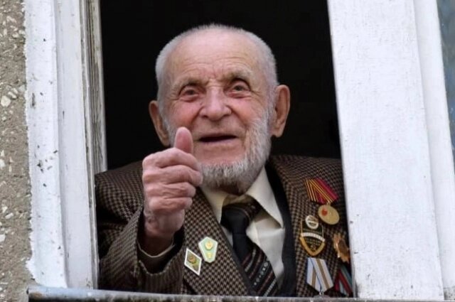    Николай Васильевич, несмотря на почтенный возраст, не бросает перо. Фото: Администрация Ангарского городского округа