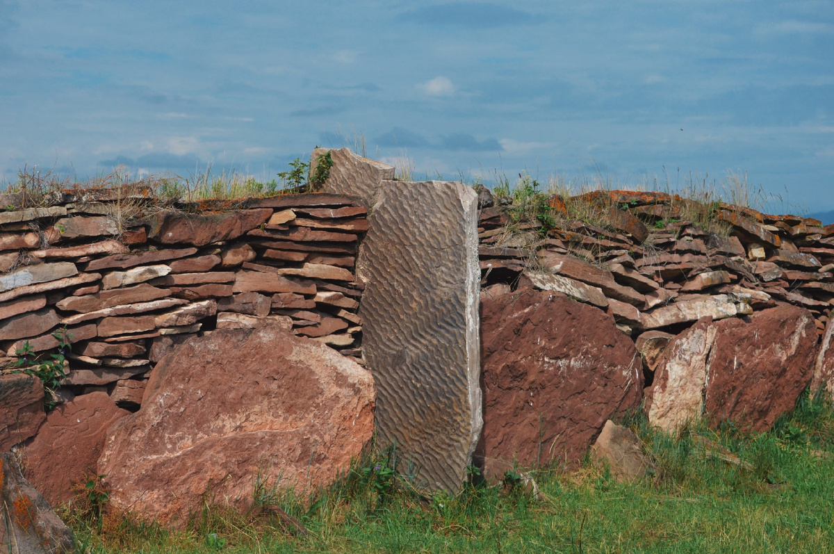 Камень с волнообразным орнаментом некогда бывший под водой.