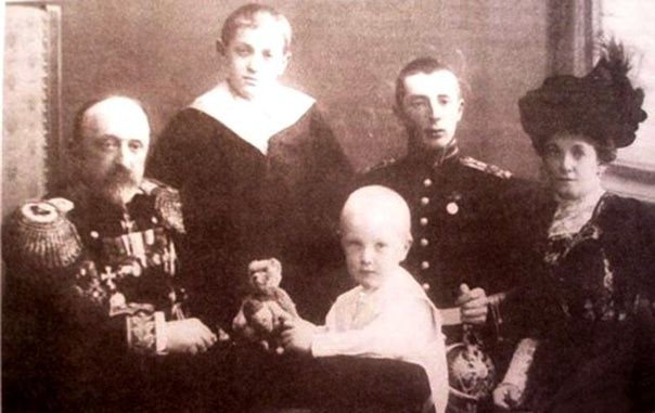 С семьей.