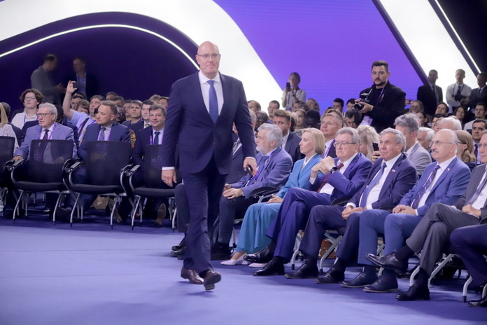    Дмитрий Чернышенко провел основное пленарное заседания «Технопрома-2025». Фото: Михаил Периков