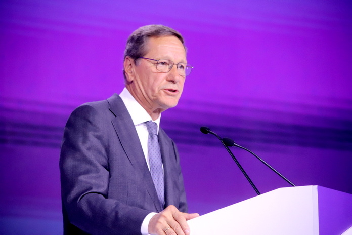    Александр Жуков обратился с приветственным словом к участникам пленарного заседания. Фото: Михаил Периков