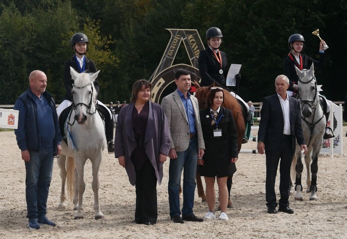 Церемония награждения, слева – А.В. Дранишников, в центре – Е.А. Горюнова и В.В. Болкин.