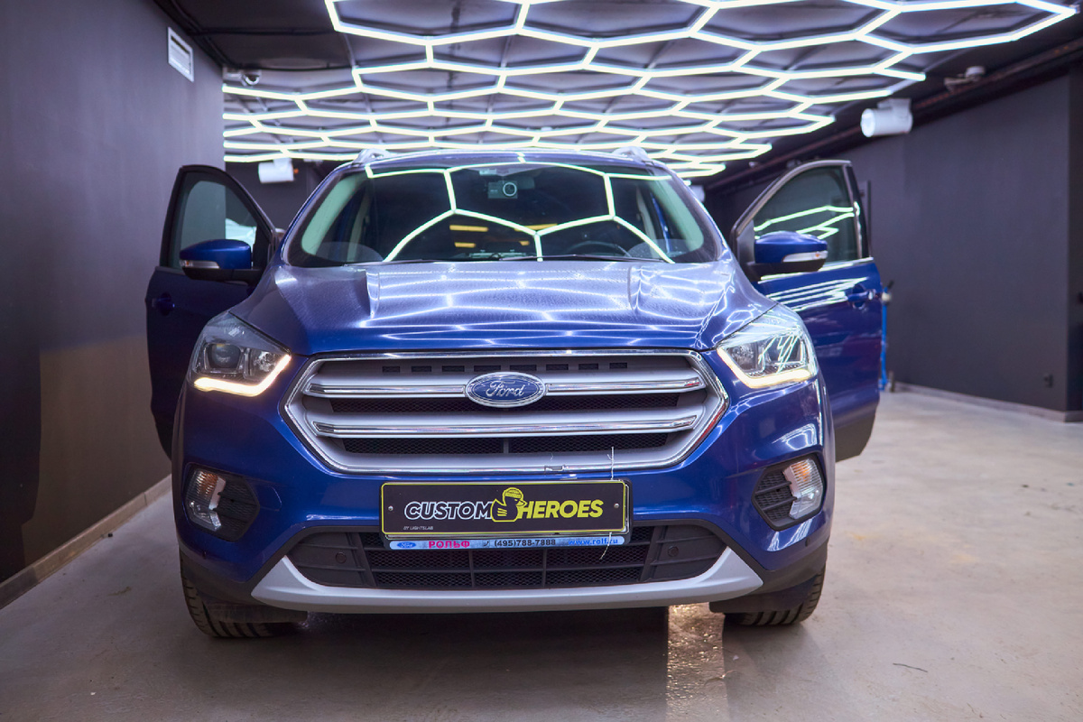 Источник фото: https://custom-heroes.ru/raboty/vid-uslugi/avtozvuk/ustanovka-magnitoly-teyes-cc3-2k-v-ford-kuga-2-sovremennyy-apgreyd-dlya-tehnologichnogo-komforta/