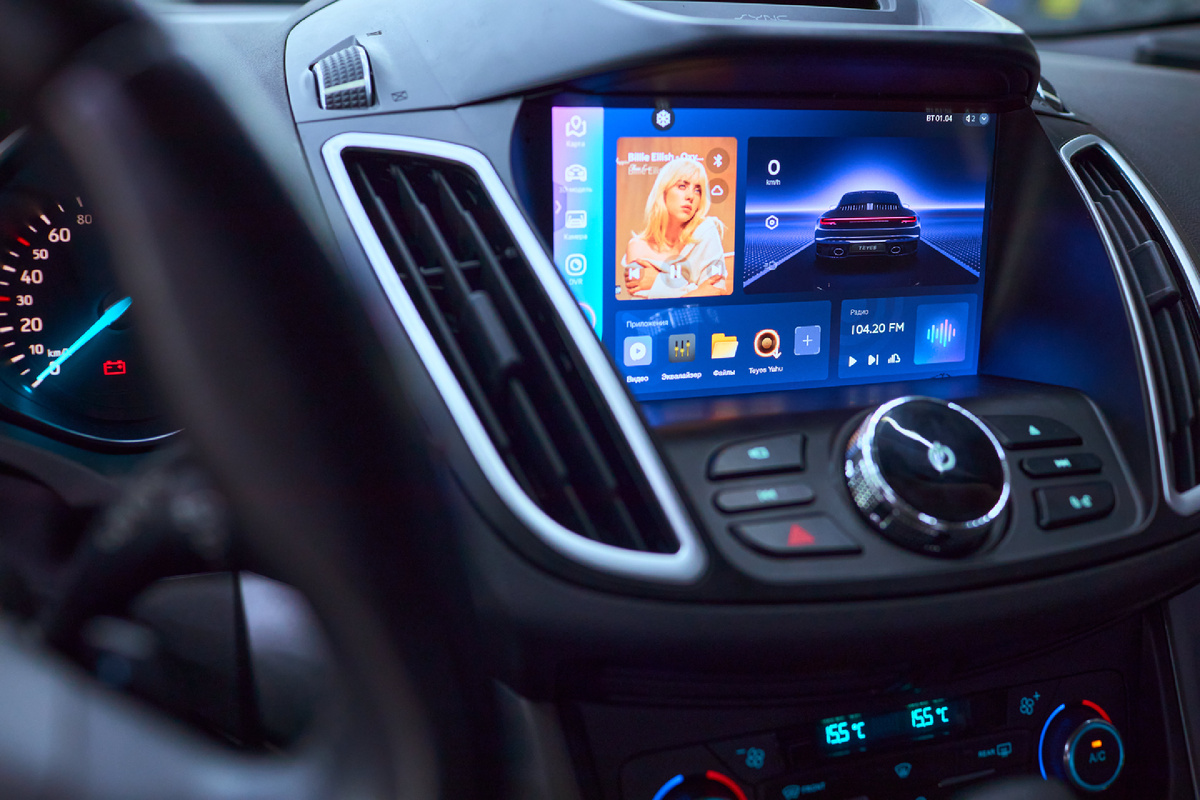 Источник фото: https://custom-heroes.ru/raboty/vid-uslugi/avtozvuk/ustanovka-magnitoly-teyes-cc3-2k-v-ford-kuga-2-sovremennyy-apgreyd-dlya-tehnologichnogo-komforta/