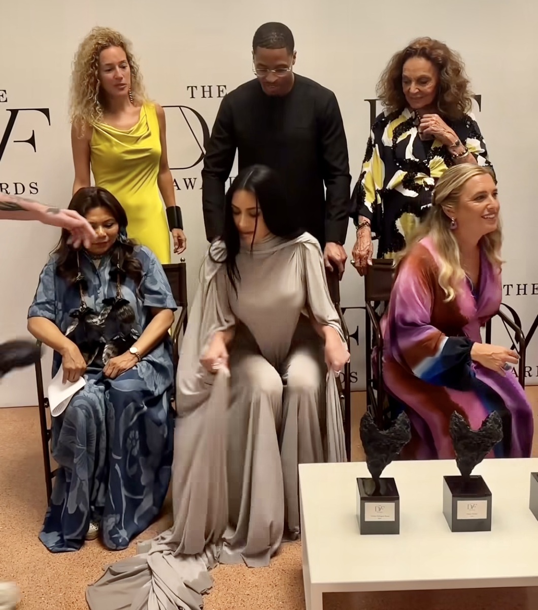 Ким Кардашьян с бывшим зэком, вышедшим по УДО и Дианой фон Фюрстенберг ( оба сзади) 