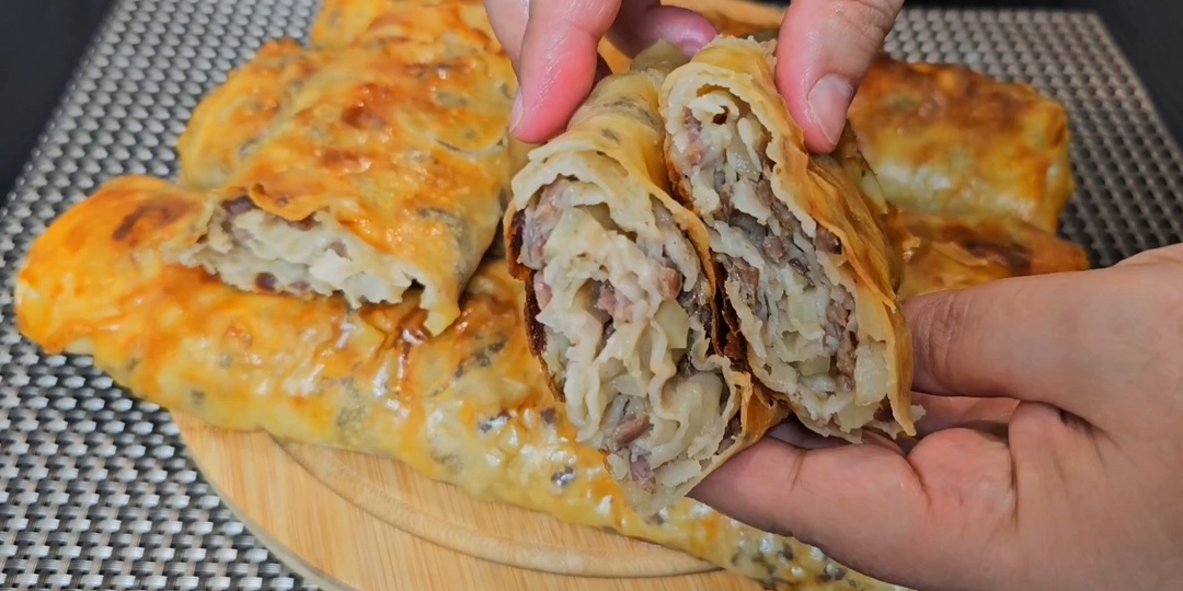 Не знаю кто придумал этот рецепт, но как же это вкусно. Вкуснее пирожков даже.