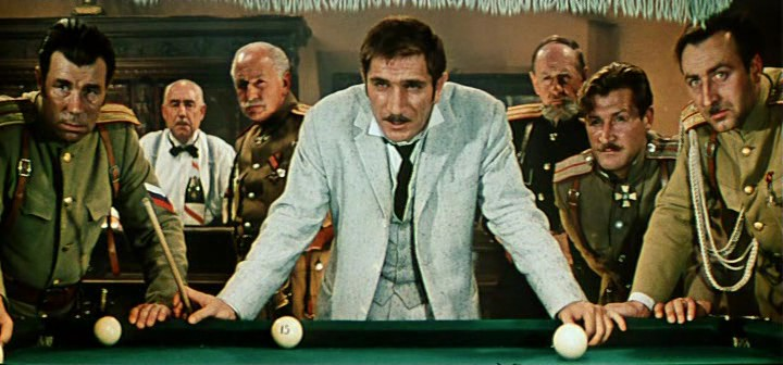 Кадр из кино СССР Эдмонда Кеосаяна о неуловимых мстителях и прожигателях жизни, за которыми они охотились