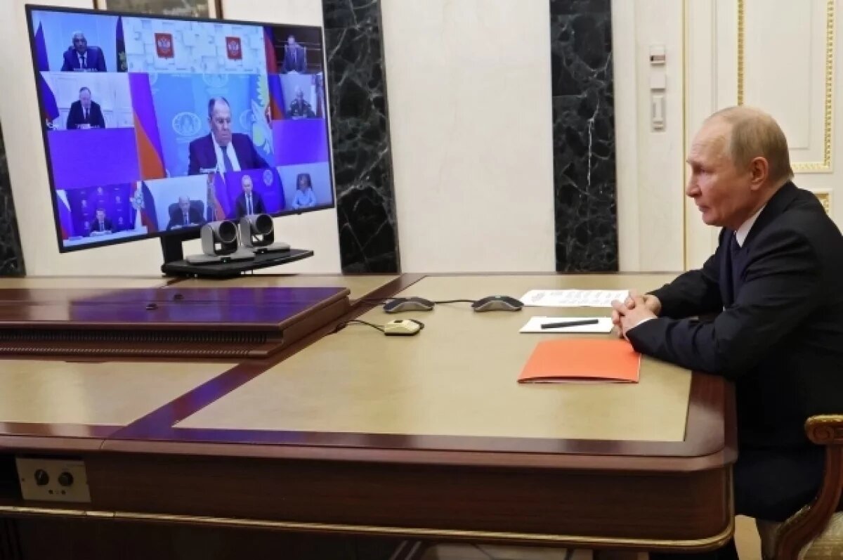    Путин на совещании Совбеза РФ предложил обсудить работу со странами СНГ