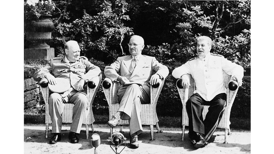    Слева направо: Уинстон Черчилль, Гарри Трумэн и Иосиф Сталин, Потсдам, 25 июля 1945 года / Публичное достояние