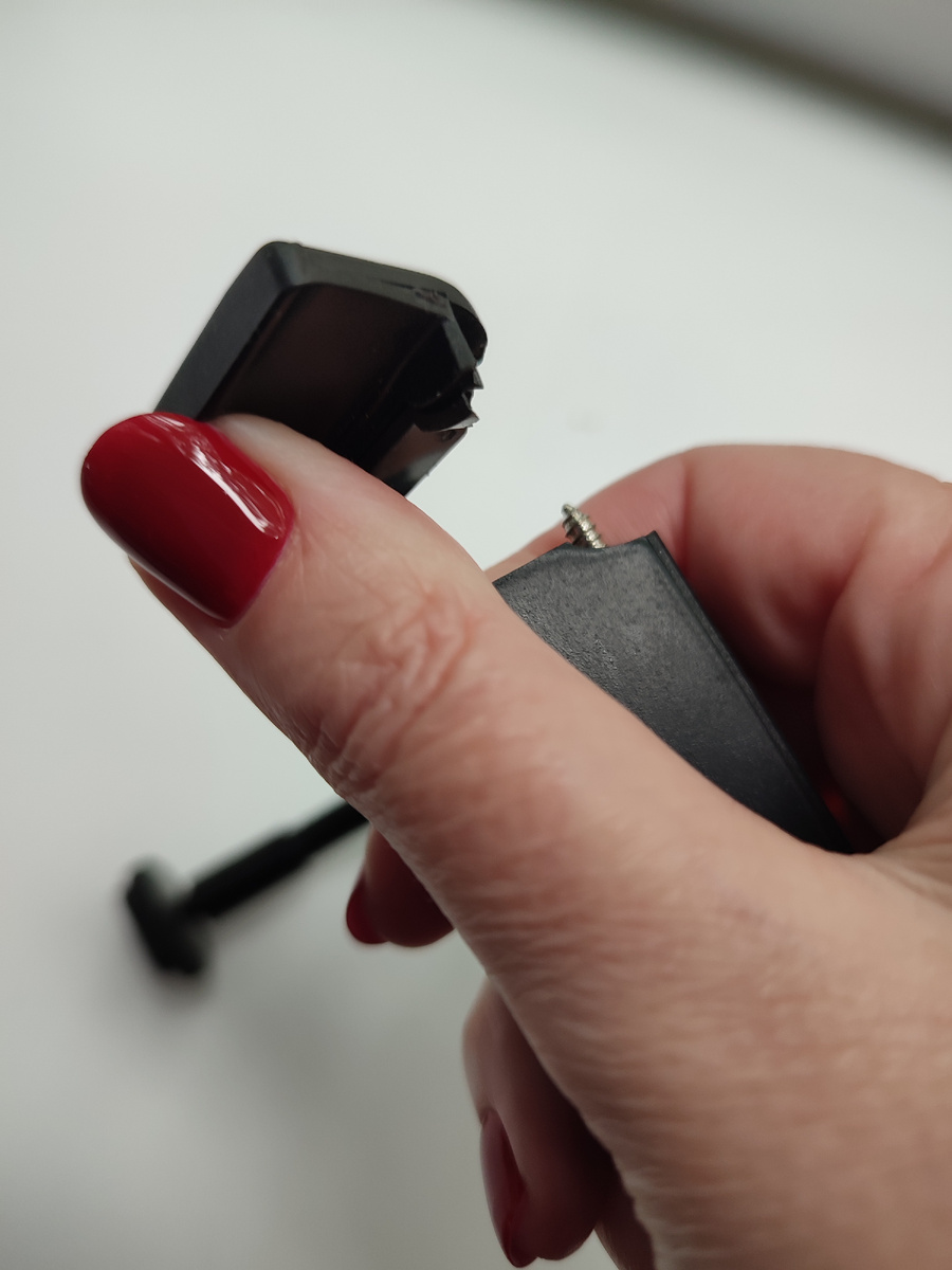 Кусок пластика откололся. Эта та выдвижная часть, на которую телефон крепится