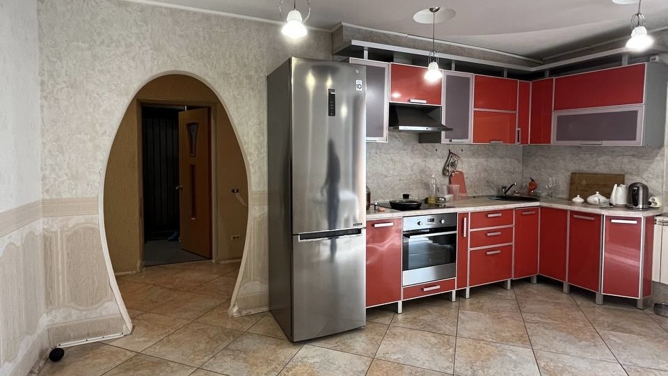 Арка-яйцо на кухне — когда дизайнер 2000-х решил поэкспериментировать с формам