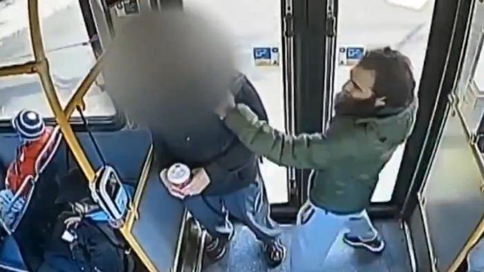 В Канаде мужчина, связанный с ИГИЛ*, напал на пассажира автобуса и перерезал горло. Обложка © Х / LIMON