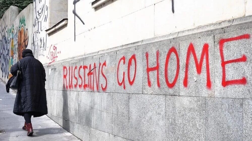 Власти Грузии не поощряют вражды с русскими, но и обидные надписи не смывают. Фото: 1MI
