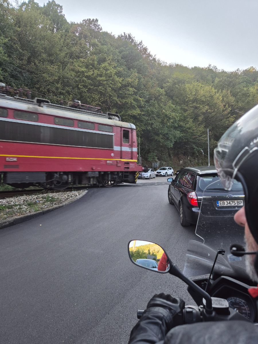 Ждем на переезде.