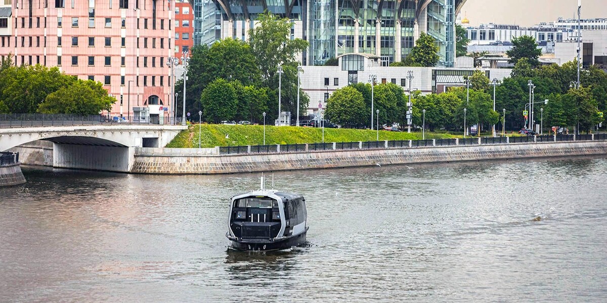 📷 1.1: Речной электротрамвайчик у Московского международного Дома музыки (Павелецкая) | пресс-служба Департамента транспорта и развития дорожно-транспортной инфраструктуры города Москвы. mos.ru