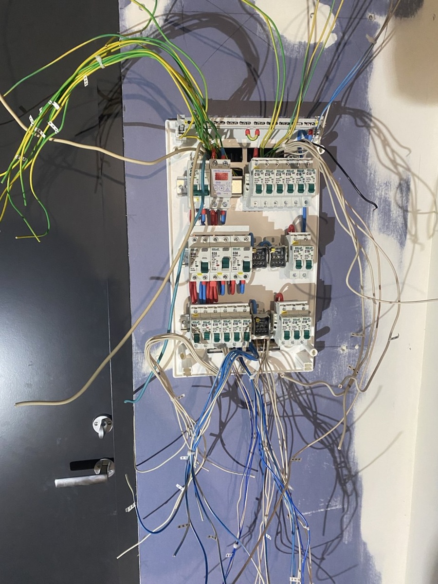 Процесс монтажа электрощитка