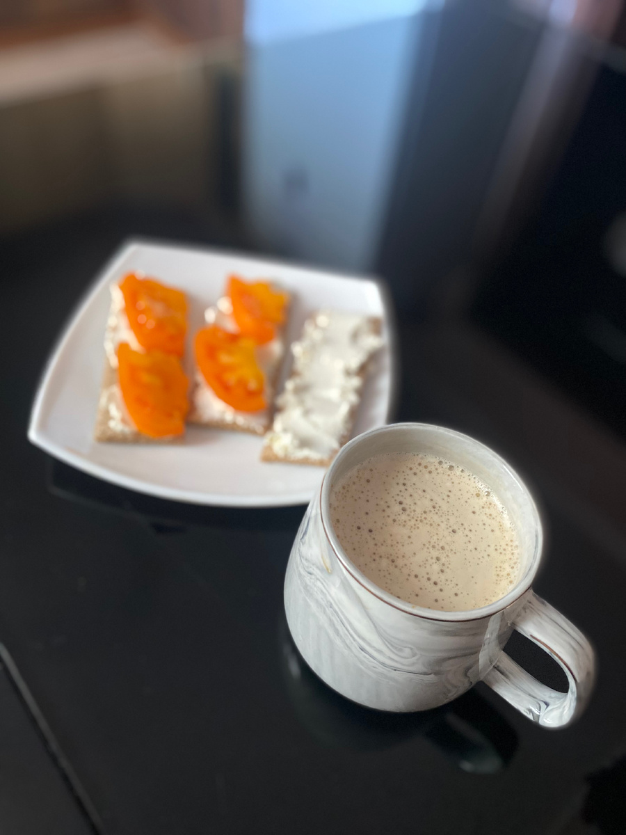 Фото автора. Иногда отхожу от привычного завтрака)) люблю хлебцы с творожным сыром!