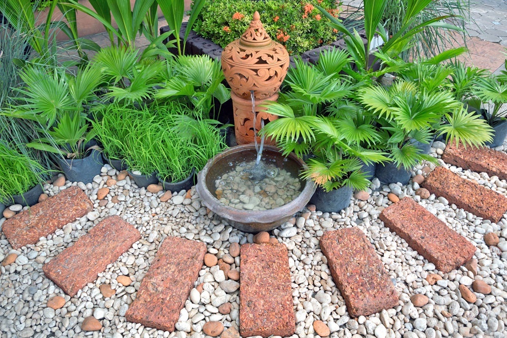    Сухой ручей - это искусственно созданное углубление, заполненное камнями разного размера, иногда дополняемое растениями и декоративными элементами. / Фото: iStock