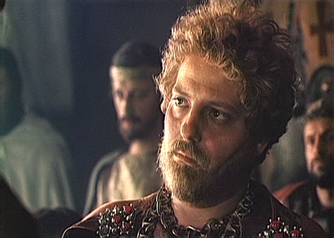 Киноэкранный образ Леопольда V Бабенберга, герцога Австрии и Штрии. Кадры из фильма «Ричард Львиное Сердце» (1992 год; производство – Россия. Режиссёр – Евгений Владимирович Герасимов. Автор сценария – Сергей Сергеевич Тарасов). В роли герцога Леопольда – российский актёр Сергей Вацлавович Данилевич 