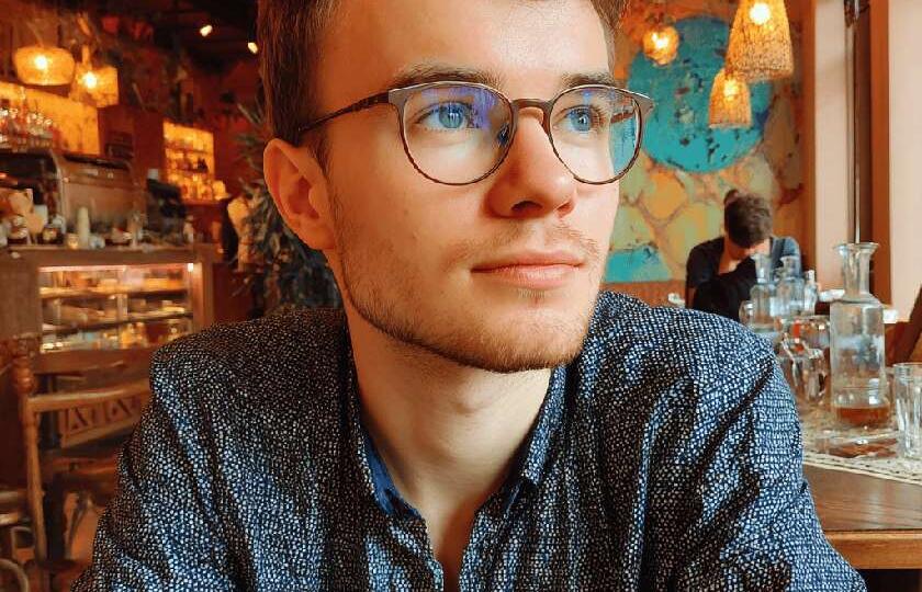 Продукты по уценке покупаю, в кино иду со своим напитком и едой, кофе пью по акции