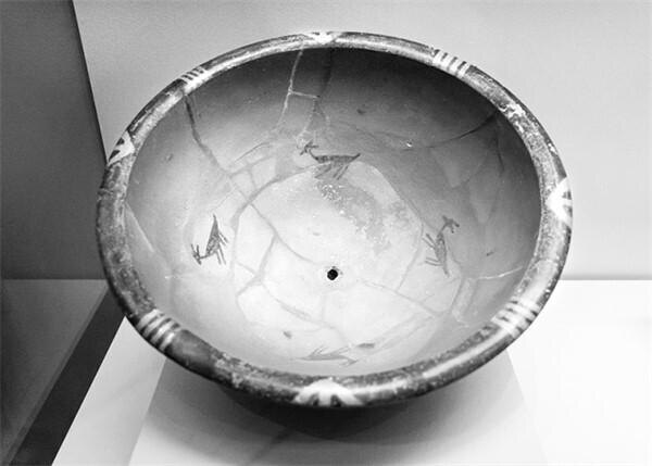 Чаша культуры Яншао, украшенная фигурками оленей