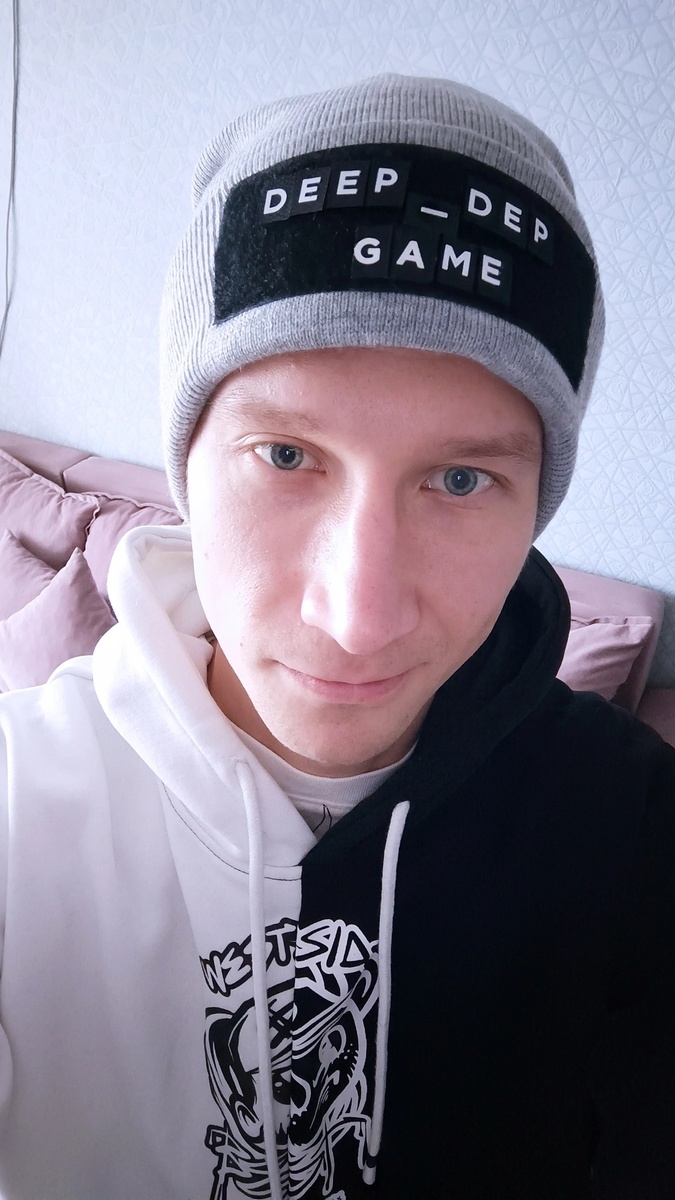 Смирнов Олег Андреевич является видеоблогером и игровым аналитиком.