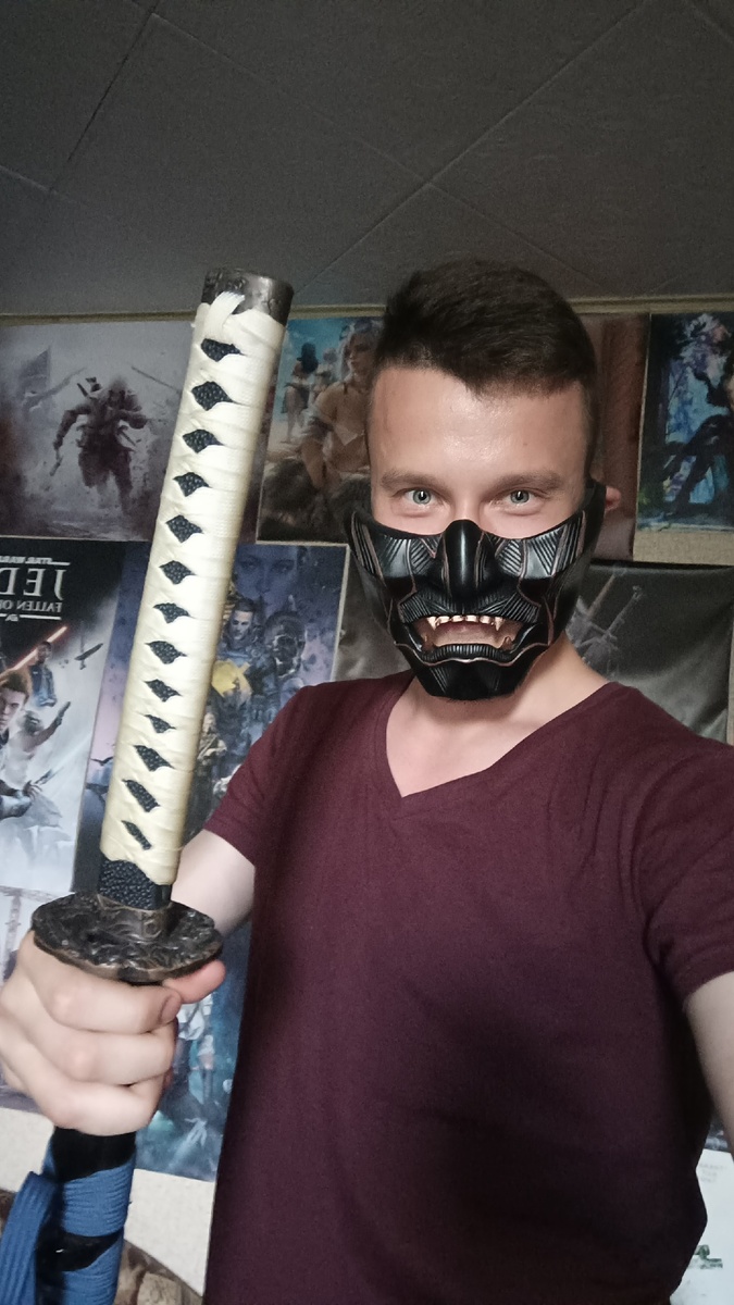 Пытается объединить всех геймеров в игровое дружное комьюнити, так как игры объединяют людей.