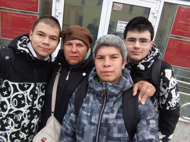 Рафаэля Сабирзянова на СВО провожали мама и два младших брата