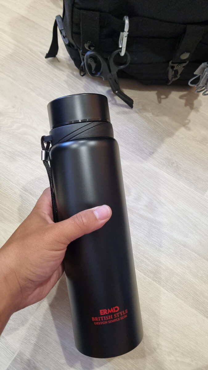 я беру с собой вот такой вот термос с датчиком температуры