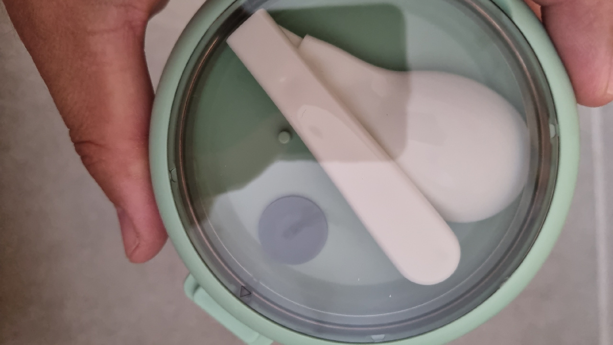 есть встроенная ложка, что удобно